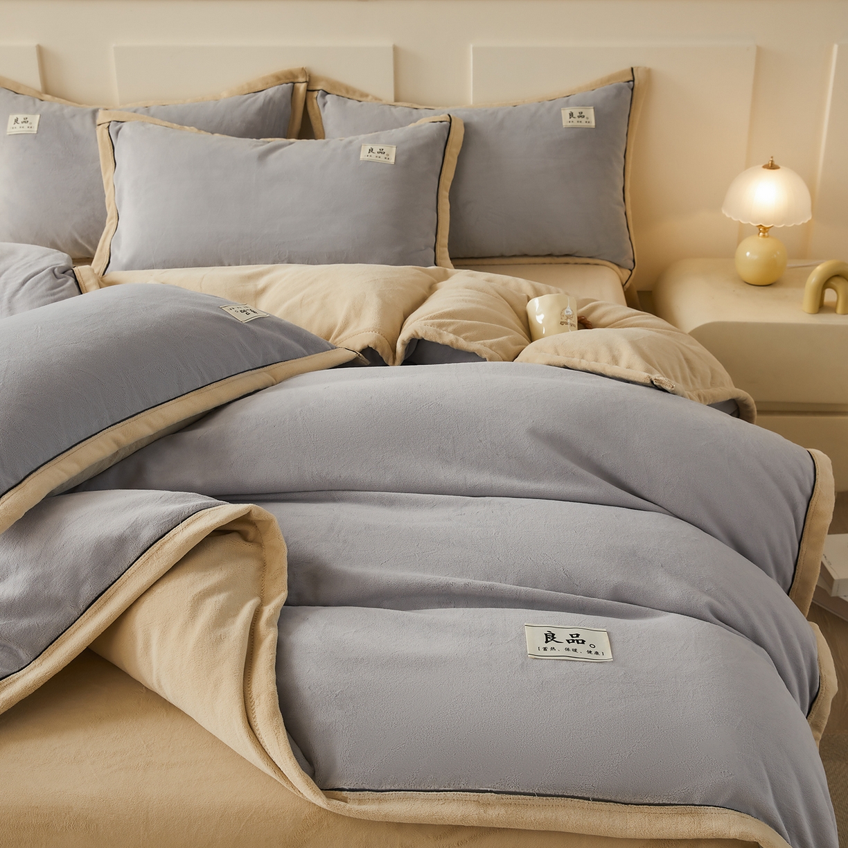 91家纺网 家纺一手货源 找家纺 悦织语 2025秋冬新品高克重加厚牛奶绒斜条宽边纯色双拼四件套 纯色宽边-绅士灰