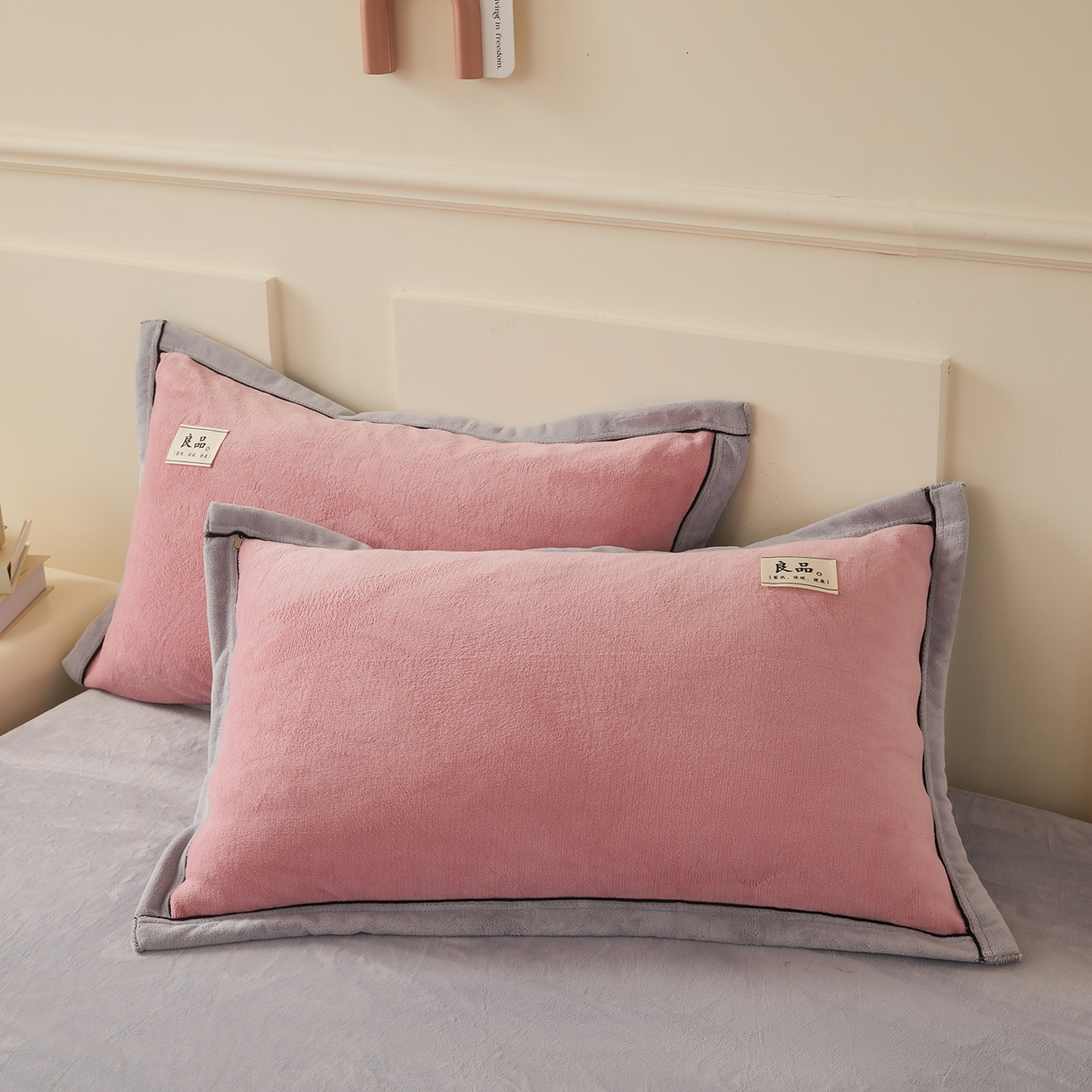 91家纺网 家纺一手货源 找家纺 悦织语 2025秋冬新品高克重加厚牛奶绒斜条宽边纯色双拼四件套 纯色宽边-浅豆沙