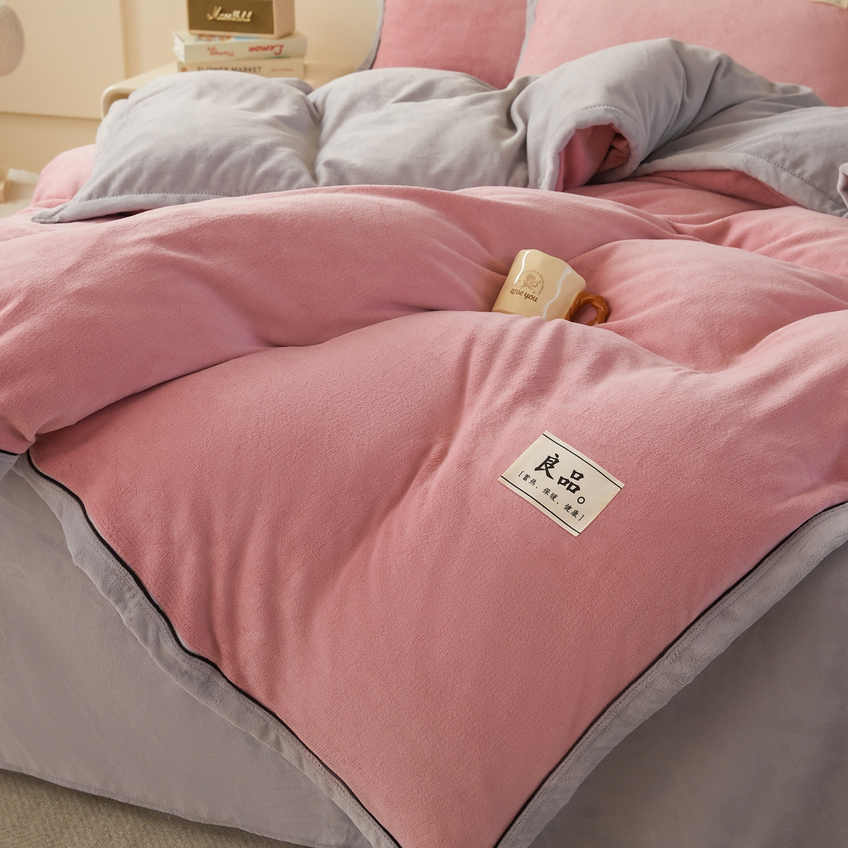 91家纺网 家纺一手货源 找家纺 悦织语 2025秋冬新品高克重加厚牛奶绒斜条宽边纯色双拼四件套 纯色宽边-浅豆沙