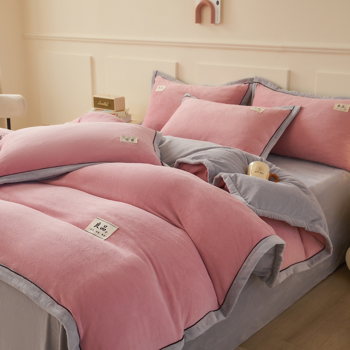 91家纺网 家纺一手货源 找家纺 悦织语 2025秋冬新品高克重加厚牛奶绒斜条宽边纯色双拼四件套 纯色宽边-浅豆沙