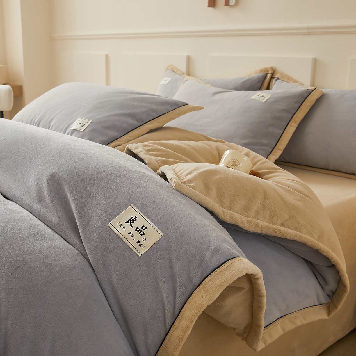 91家纺网 家纺一手货源 找家纺 悦织语 2025秋冬新品高克重加厚牛奶绒斜条宽边纯色双拼四件套 纯色宽边-绅士灰