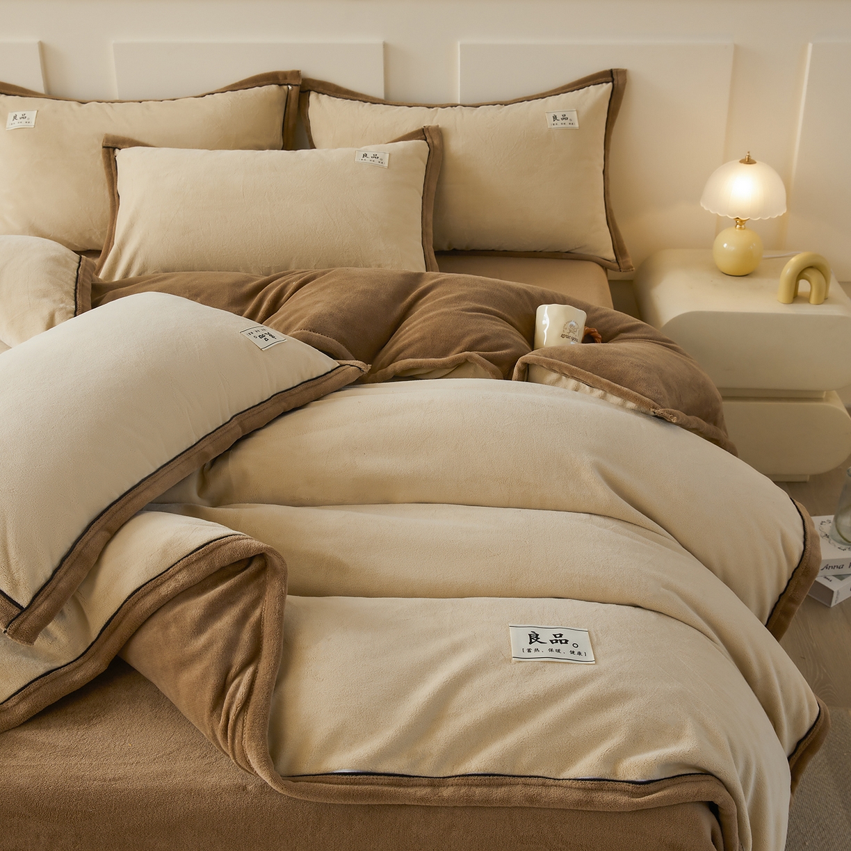 91家纺网 家纺一手货源 找家纺 悦织语 2025秋冬新品高克重加厚牛奶绒斜条宽边纯色双拼四件套 纯色宽边-米驼