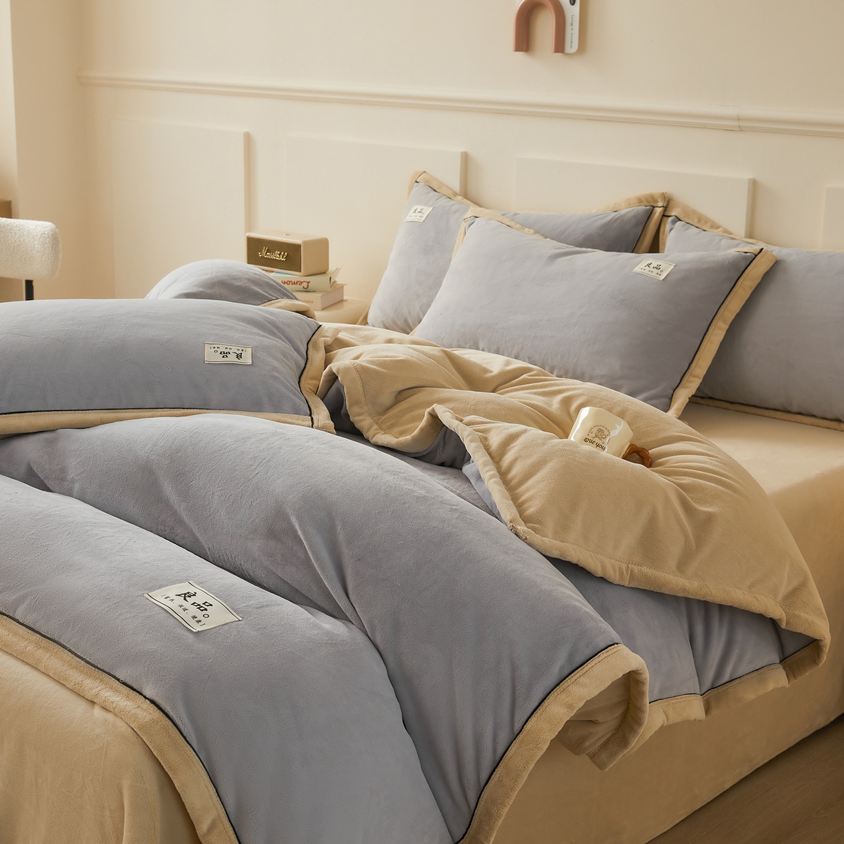 91家纺网 家纺一手货源 找家纺 悦织语 2025秋冬新品高克重加厚牛奶绒斜条宽边纯色双拼四件套 纯色宽边-绅士灰