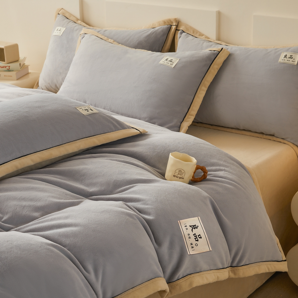 91家纺网 家纺一手货源 找家纺 悦织语 2025秋冬新品高克重加厚牛奶绒斜条宽边纯色双拼四件套 纯色宽边-绅士灰