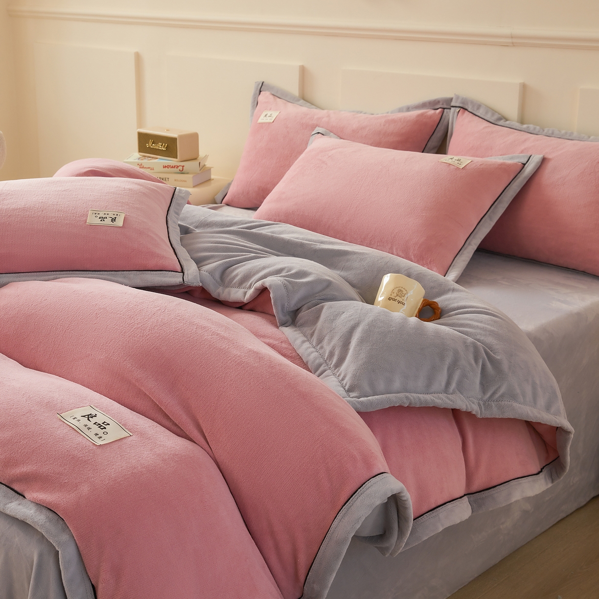 91家纺网 家纺一手货源 找家纺 悦织语 2025秋冬新品高克重加厚牛奶绒斜条宽边纯色双拼四件套 纯色宽边-浅豆沙