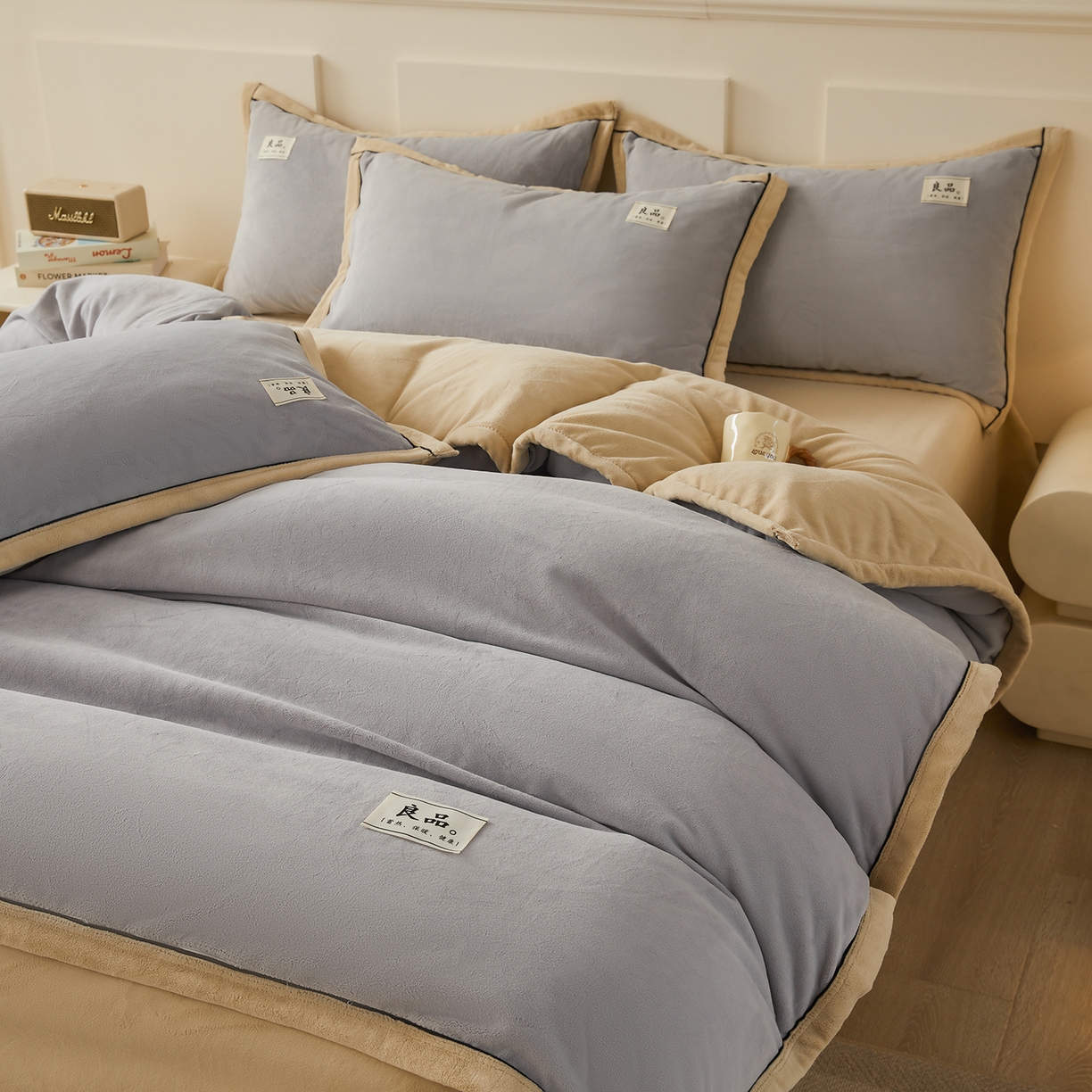 91家纺网 家纺一手货源 找家纺 悦织语 2025秋冬新品高克重加厚牛奶绒斜条宽边纯色双拼四件套 纯色宽边-绅士灰