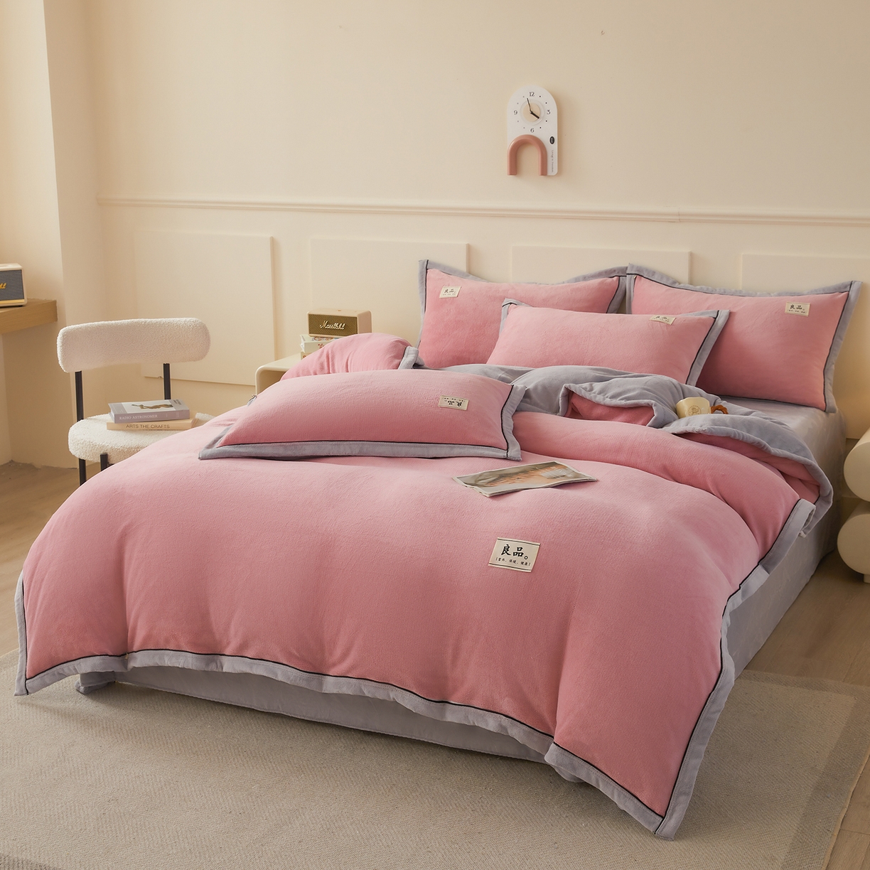 91家纺网 家纺一手货源 找家纺 悦织语 2025秋冬新品高克重加厚牛奶绒斜条宽边纯色双拼四件套 纯色宽边-浅豆沙