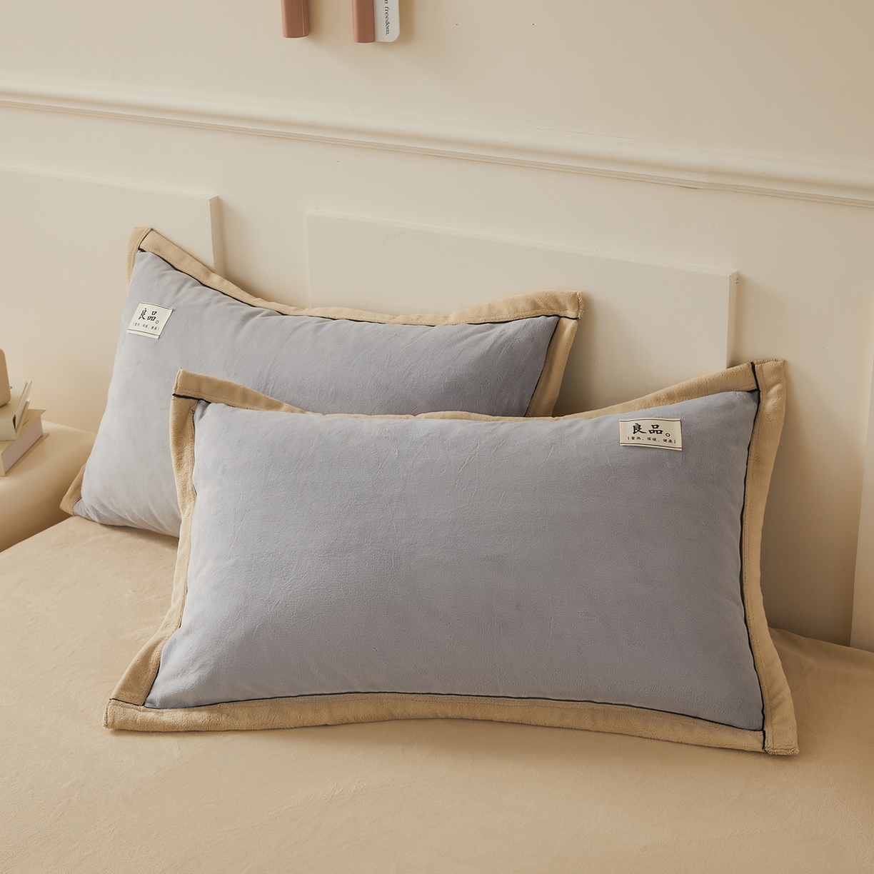 91家纺网 家纺一手货源 找家纺 悦织语 2025秋冬新品高克重加厚牛奶绒斜条宽边纯色双拼四件套 纯色宽边-绅士灰