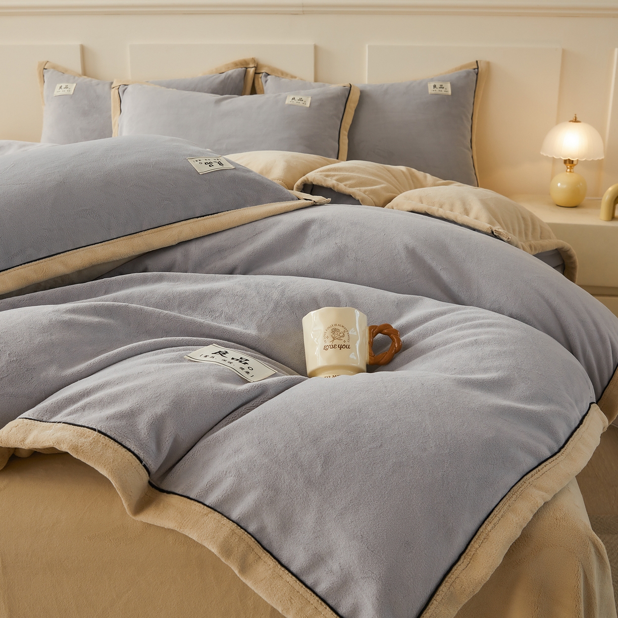 91家纺网 家纺一手货源 找家纺 悦织语 2025秋冬新品高克重加厚牛奶绒斜条宽边纯色双拼四件套 纯色宽边-绅士灰