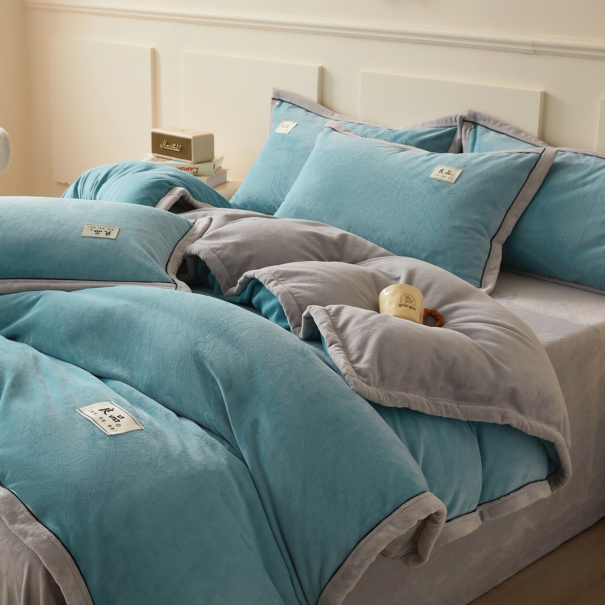 91家纺网 家纺一手货源 找家纺 悦织语 2025秋冬新品高克重加厚牛奶绒斜条宽边纯色双拼四件套 纯色宽边-爵士蓝