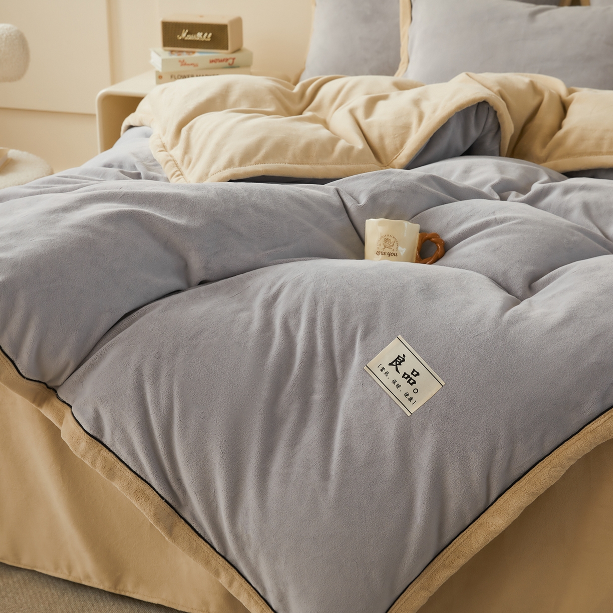 91家纺网 家纺一手货源 找家纺 悦织语 2025秋冬新品高克重加厚牛奶绒斜条宽边纯色双拼四件套 纯色宽边-绅士灰