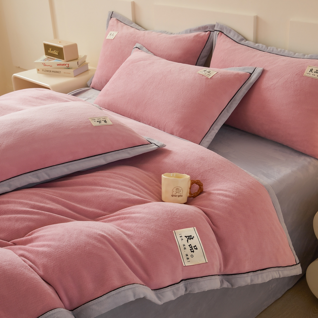 91家纺网 家纺一手货源 找家纺 悦织语 2025秋冬新品高克重加厚牛奶绒斜条宽边纯色双拼四件套 纯色宽边-浅豆沙