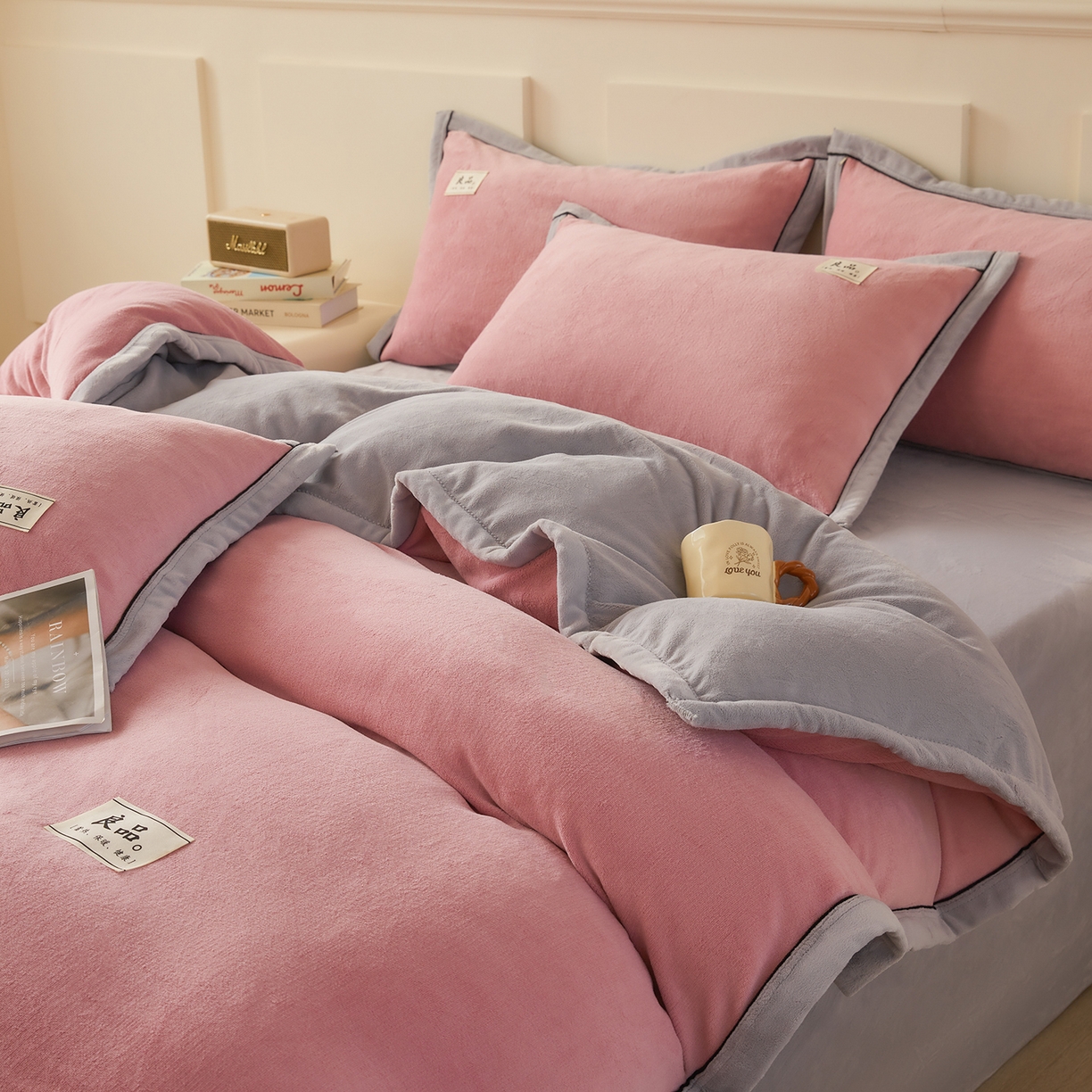 91家纺网 家纺一手货源 找家纺 悦织语 2025秋冬新品高克重加厚牛奶绒斜条宽边纯色双拼四件套 纯色宽边-浅豆沙