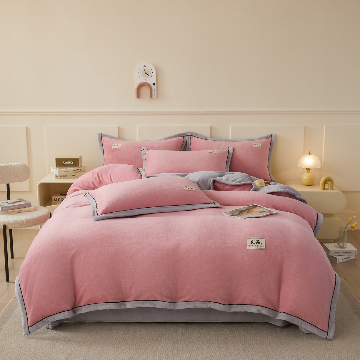 91家纺网 家纺一手货源 找家纺 悦织语 2025秋冬新品高克重加厚牛奶绒斜条宽边纯色双拼四件套 纯色宽边-浅豆沙