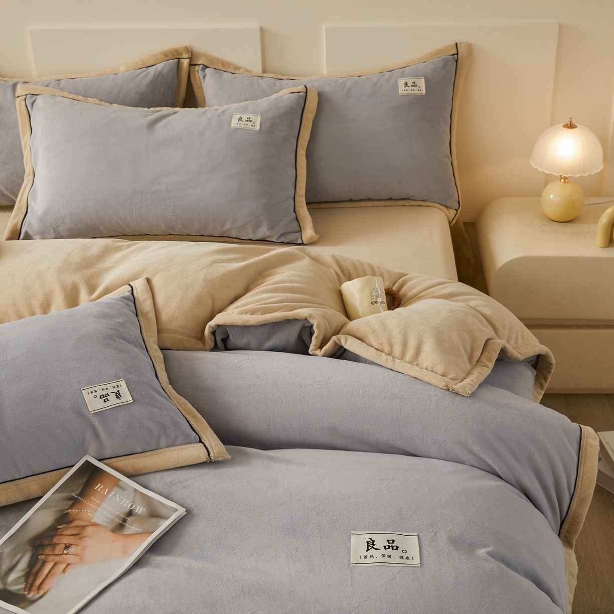 91家纺网 家纺一手货源 找家纺 悦织语 2025秋冬新品高克重加厚牛奶绒斜条宽边纯色双拼四件套 纯色宽边-绅士灰