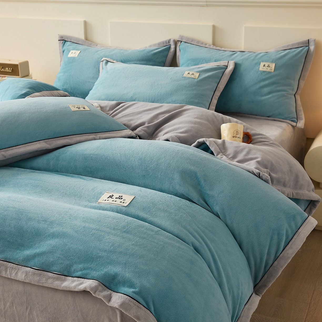 91家纺网 家纺一手货源 找家纺 悦织语 2025秋冬新品高克重加厚牛奶绒斜条宽边纯色双拼四件套 纯色宽边-爵士蓝