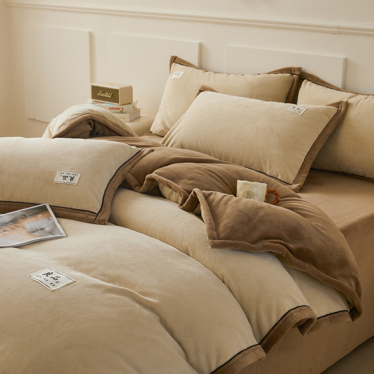 91家纺网 家纺一手货源 找家纺 悦织语 2025秋冬新品高克重加厚牛奶绒斜条宽边纯色双拼四件套 纯色宽边-米驼