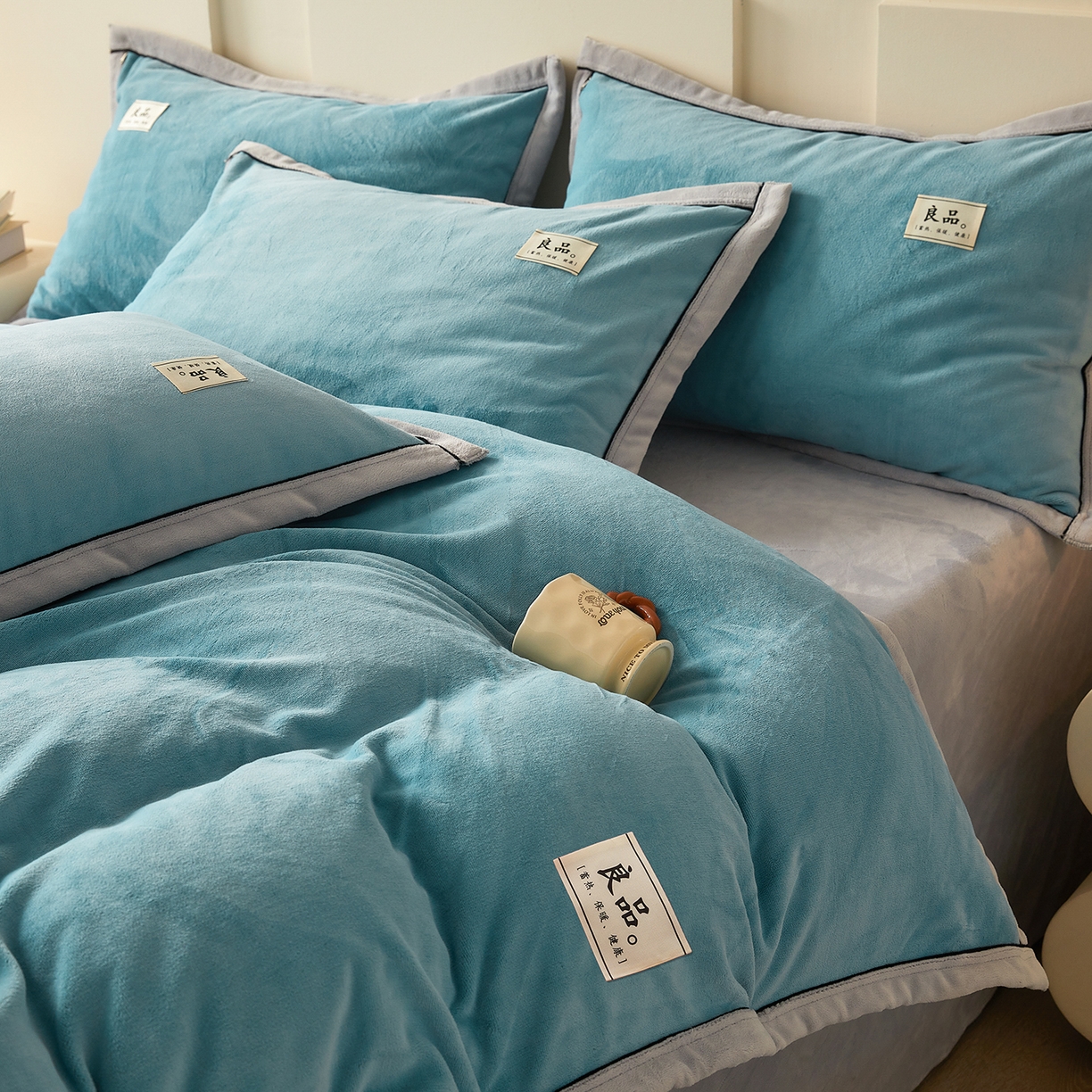 91家纺网 家纺一手货源 找家纺 悦织语 2025秋冬新品高克重加厚牛奶绒斜条宽边纯色双拼四件套 纯色宽边-爵士蓝