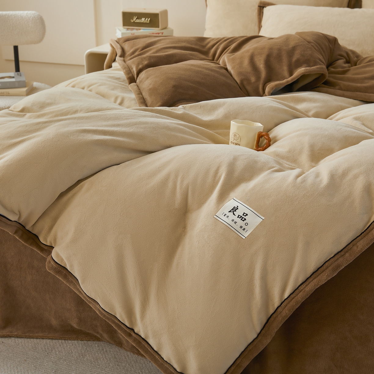 91家纺网 家纺一手货源 找家纺 悦织语 2025秋冬新品高克重加厚牛奶绒斜条宽边纯色双拼四件套 纯色宽边-米驼