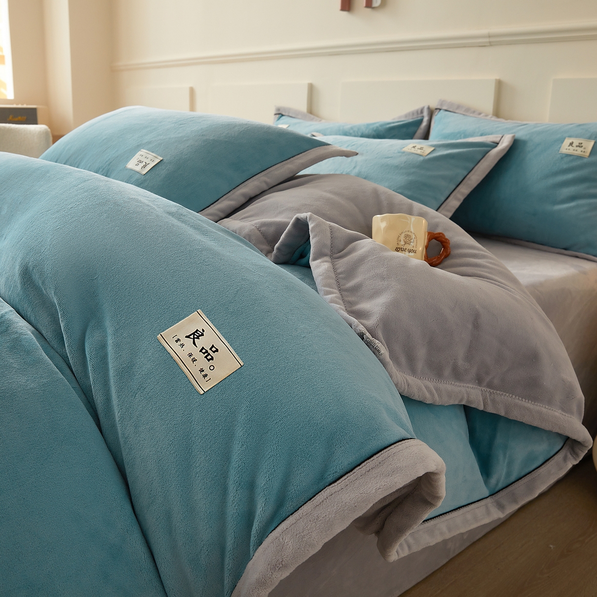 91家纺网 家纺一手货源 找家纺 悦织语 2025秋冬新品高克重加厚牛奶绒斜条宽边纯色双拼四件套 纯色宽边-爵士蓝