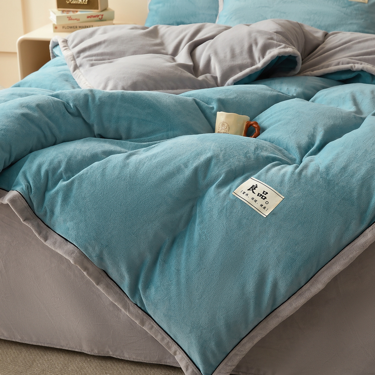 91家纺网 家纺一手货源 找家纺 悦织语 2025秋冬新品高克重加厚牛奶绒斜条宽边纯色双拼四件套 纯色宽边-爵士蓝