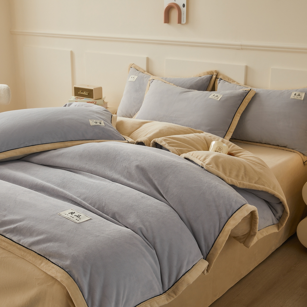 91家纺网 家纺一手货源 找家纺 悦织语 2025秋冬新品高克重加厚牛奶绒斜条宽边纯色双拼四件套 纯色宽边-绅士灰