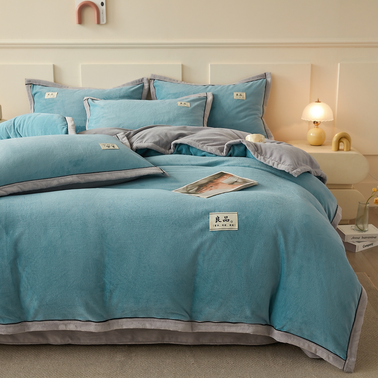 91家纺网 家纺一手货源 找家纺 悦织语 2025秋冬新品高克重加厚牛奶绒斜条宽边纯色双拼四件套 纯色宽边-爵士蓝