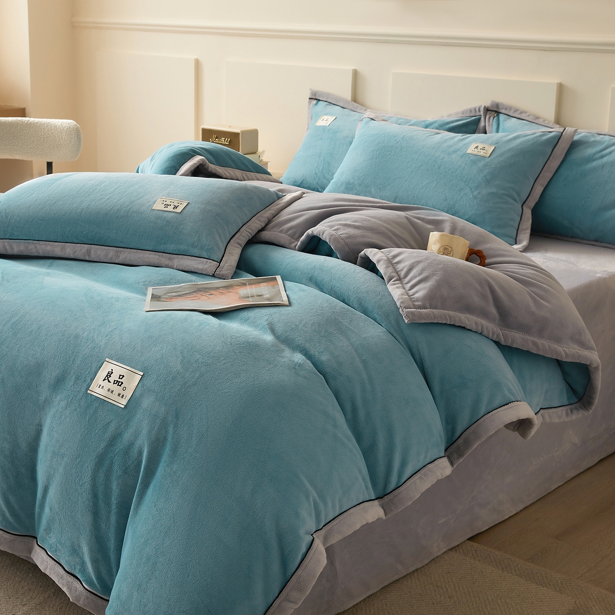 91家纺网 家纺一手货源 找家纺 悦织语 2025秋冬新品高克重加厚牛奶绒斜条宽边纯色双拼四件套 纯色宽边-爵士蓝