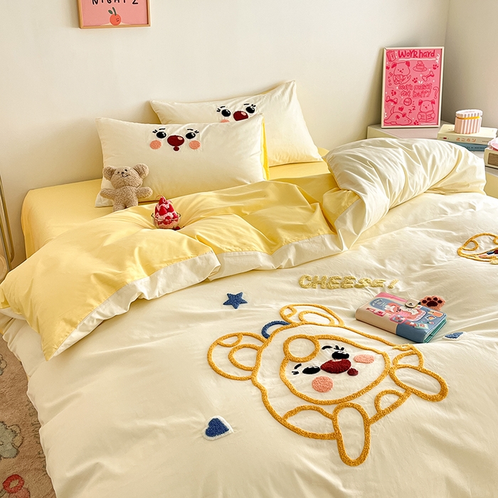 91家纺网 家纺一手货源 找家纺 琪格格  2025新款全棉纯棉大版卡通毛巾绣四件套 调皮芝士 米白配奶黄