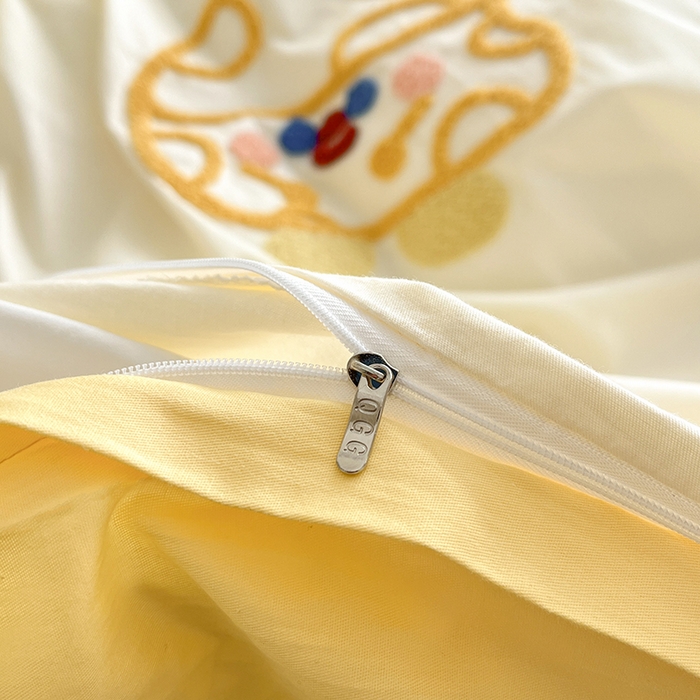 91家纺网 家纺一手货源 找家纺 琪格格  2025新款全棉纯棉大版卡通毛巾绣四件套 调皮芝士 米白配奶黄