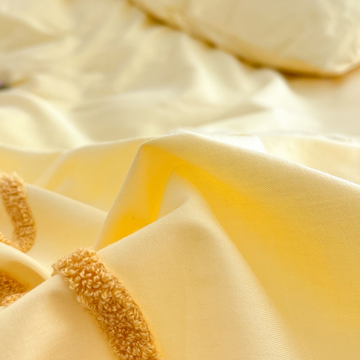 91家纺网 家纺一手货源 找家纺 琪格格  2025新款全棉纯棉大版卡通毛巾绣四件套 调皮芝士奶黄