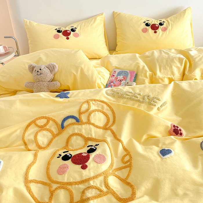 91家纺网 家纺一手货源 找家纺 琪格格  2025新款全棉纯棉大版卡通毛巾绣四件套 调皮芝士奶黄