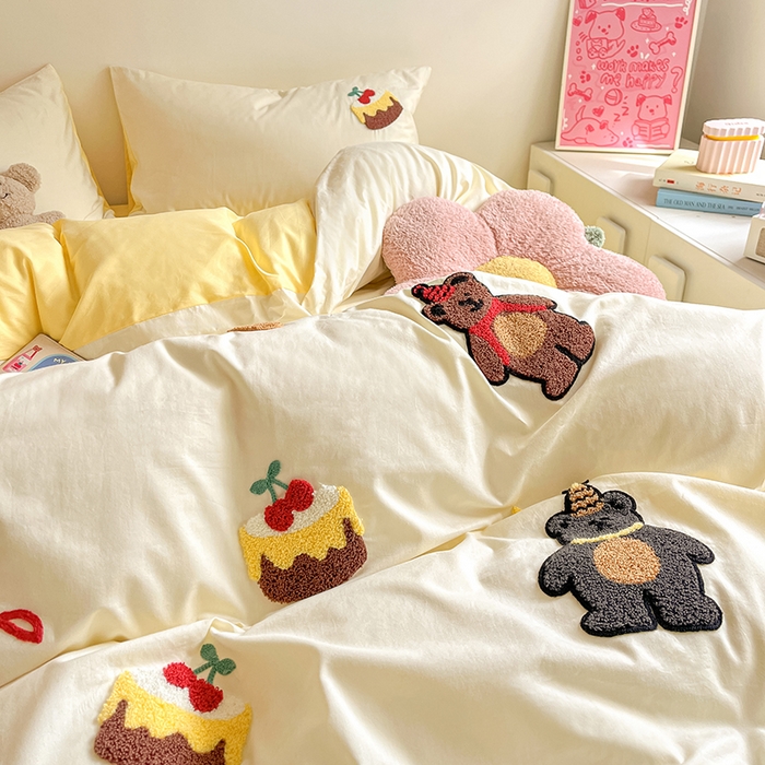 91家纺网 家纺一手货源 找家纺 琪格格  2025新款全棉纯棉大版卡通毛巾绣四件套 小熊生日派对 米白配奶黄