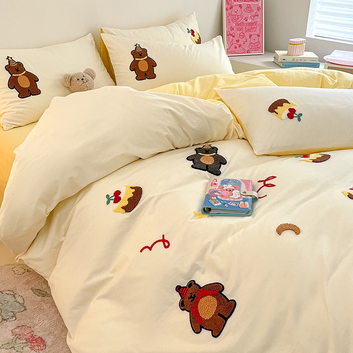 91家纺网 家纺一手货源 找家纺 琪格格  2025新款全棉纯棉大版卡通毛巾绣四件套 小熊生日派对 米白配奶黄