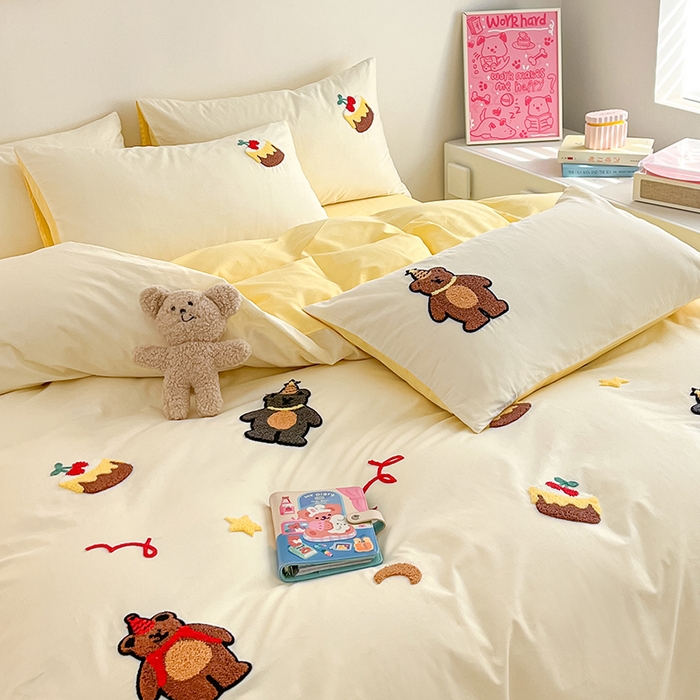 91家纺网 家纺一手货源 找家纺 琪格格  2025新款全棉纯棉大版卡通毛巾绣四件套 小熊生日派对 米白配奶黄