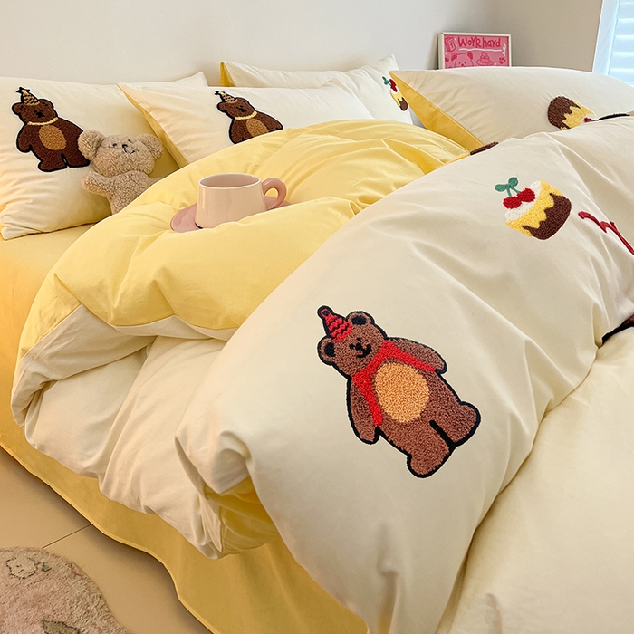 91家纺网 家纺一手货源 找家纺 琪格格  2025新款全棉纯棉大版卡通毛巾绣四件套 小熊生日派对 米白配奶黄