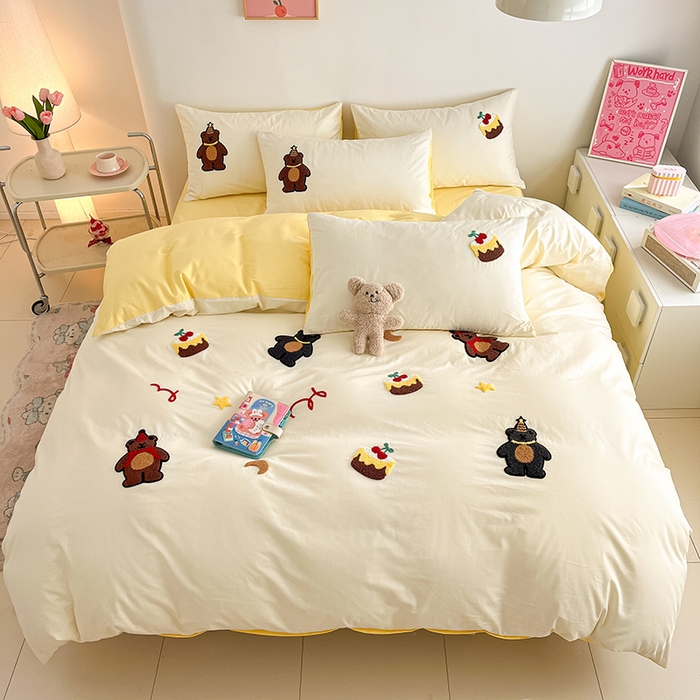 91家纺网 家纺一手货源 找家纺 琪格格  2025新款全棉纯棉大版卡通毛巾绣四件套 小熊生日派对 米白配奶黄