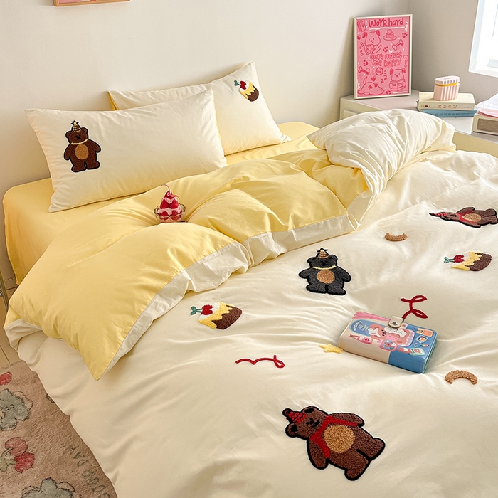 91家纺网 家纺一手货源 找家纺 琪格格  2025新款全棉纯棉大版卡通毛巾绣四件套 小熊生日派对 米白配奶黄