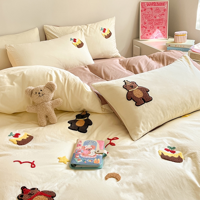 91家纺网 家纺一手货源 找家纺 琪格格  2025新款全棉纯棉大版卡通毛巾绣四件套 小熊生日派对 米白配奶咖