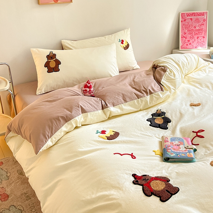 91家纺网 家纺一手货源 找家纺 琪格格  2025新款全棉纯棉大版卡通毛巾绣四件套 小熊生日派对 米白配奶咖