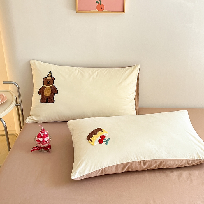 91家纺网 家纺一手货源 找家纺 琪格格  2025新款全棉纯棉大版卡通毛巾绣四件套 小熊生日派对 米白配奶咖