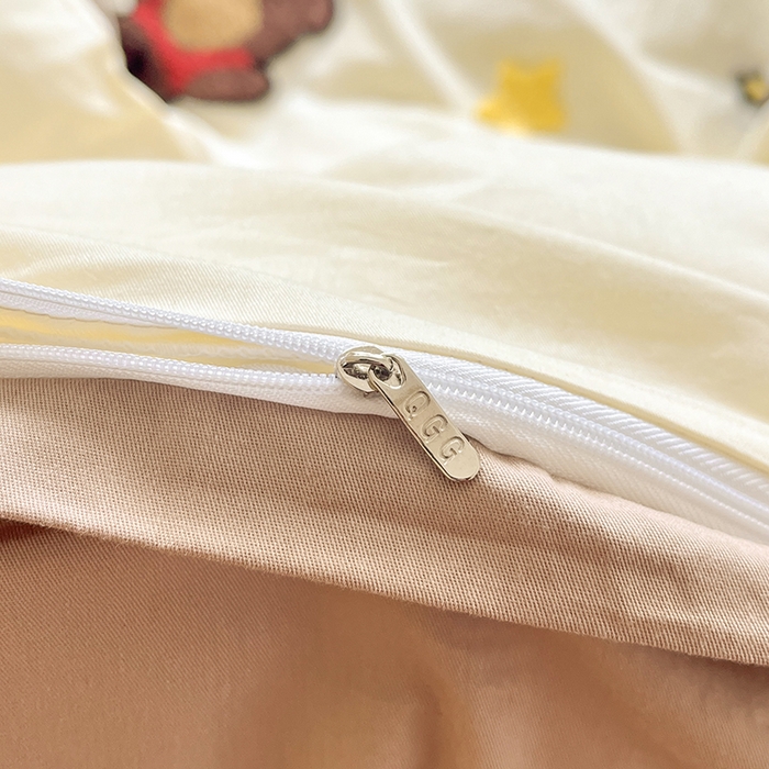 91家纺网 家纺一手货源 找家纺 琪格格  2025新款全棉纯棉大版卡通毛巾绣四件套 小熊生日派对 米白配奶咖