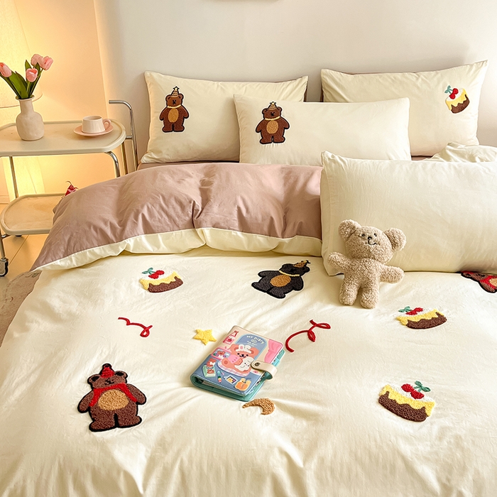 91家纺网 家纺一手货源 找家纺 琪格格  2025新款全棉纯棉大版卡通毛巾绣四件套 小熊生日派对 米白配奶咖