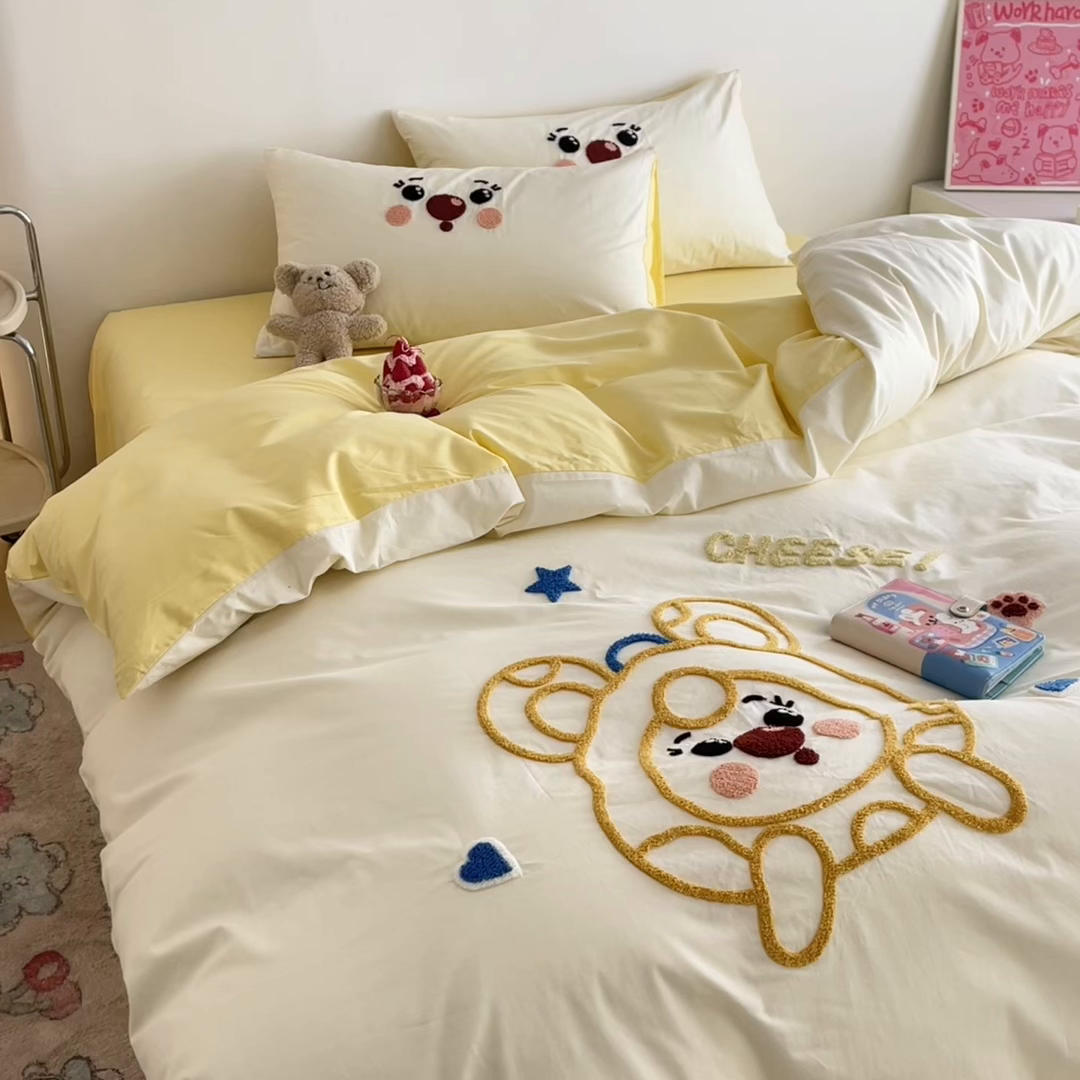 91家纺网 家纺一手货源 找家纺 琪格格  2025新款全棉纯棉大版卡通毛巾绣四件套 调皮芝士 米白配奶黄