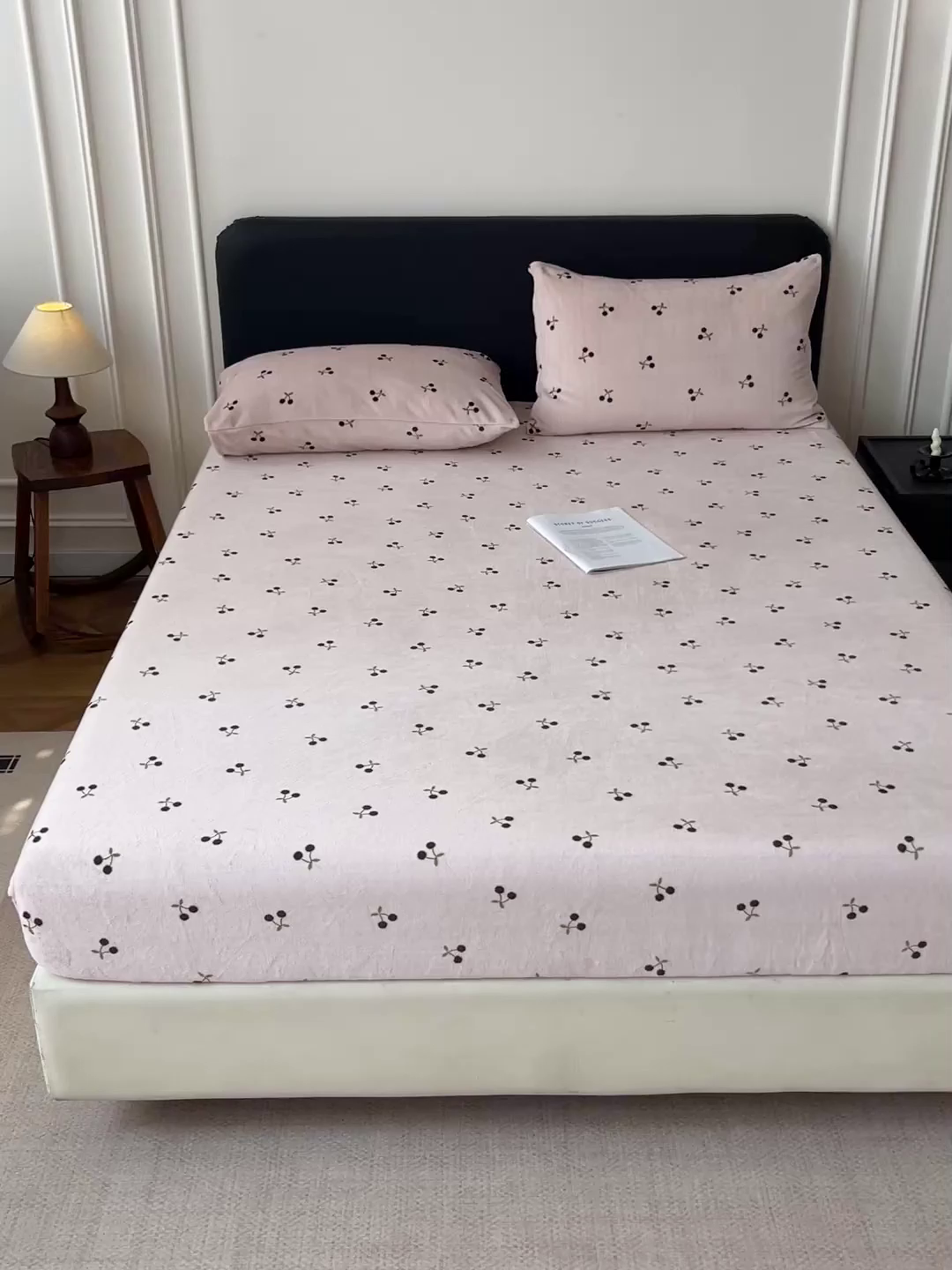 91家纺网 家纺一手货源 找家纺 朵朵家纺 2025新款加厚牛奶绒印花单床笠单品学生宿舍床垫保护套 床笠（床垫保护套可定制尺寸 ） 魅惑樱桃