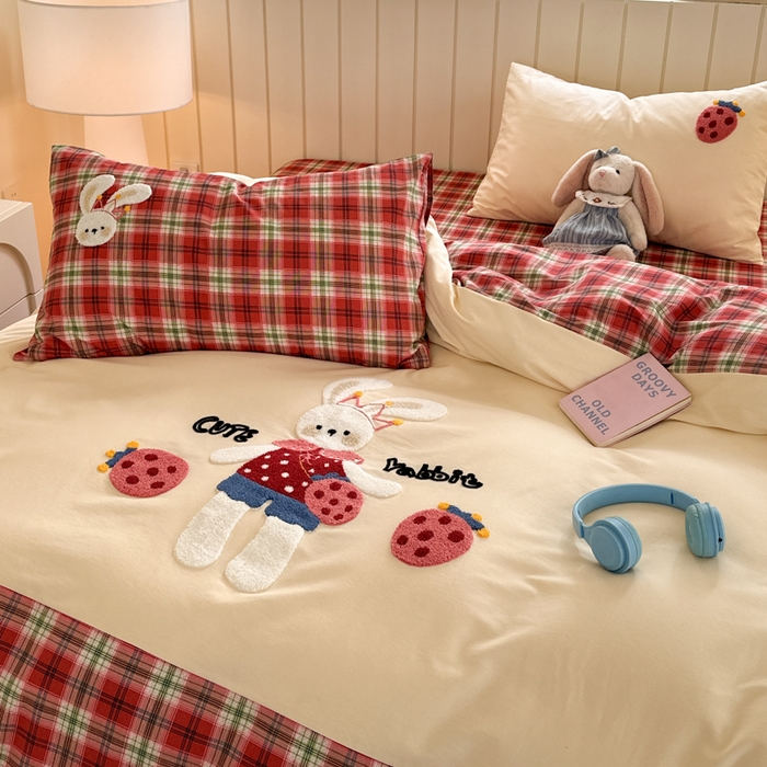 91家纺网 家纺一手货源 找家纺 （总）如意朵 2025新款全棉磨毛卡通毛巾绣四件套（专版花型）-场景二