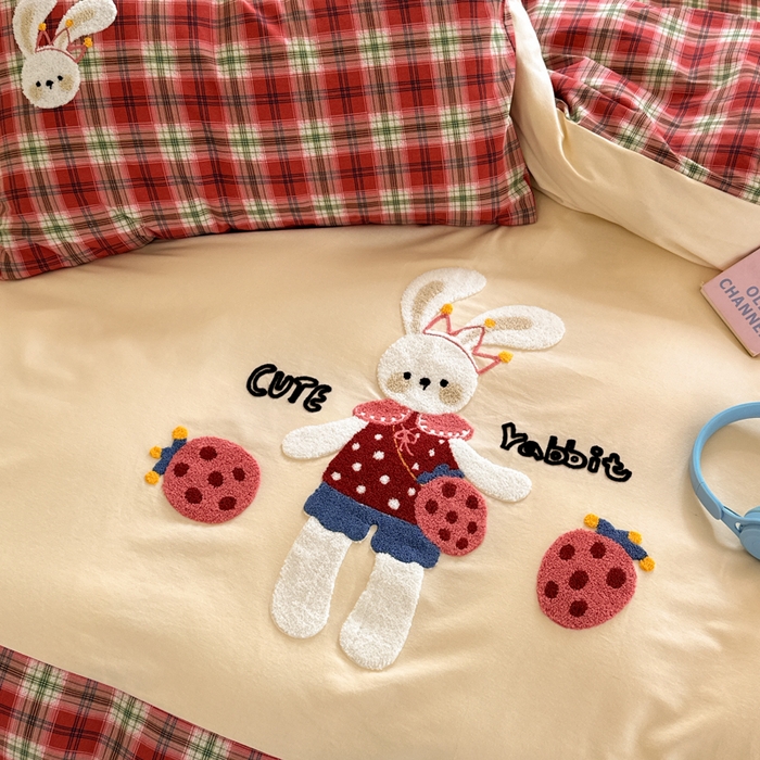 91家纺网 家纺一手货源 找家纺 （总）如意朵 2025新款全棉磨毛卡通毛巾绣四件套（专版花型）-场景二