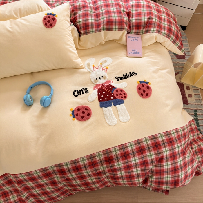 91家纺网 家纺一手货源 找家纺 （总）如意朵 2025新款全棉磨毛卡通毛巾绣四件套（专版花型）-场景二