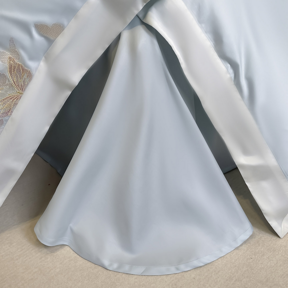 91家纺网 家纺一手货源 找家纺  2025直播爆款A类贡缎长绒棉四件套纯棉全棉重工刺绣被套床单高端拼接床上用品 七彩蝶梦-布鲁蓝