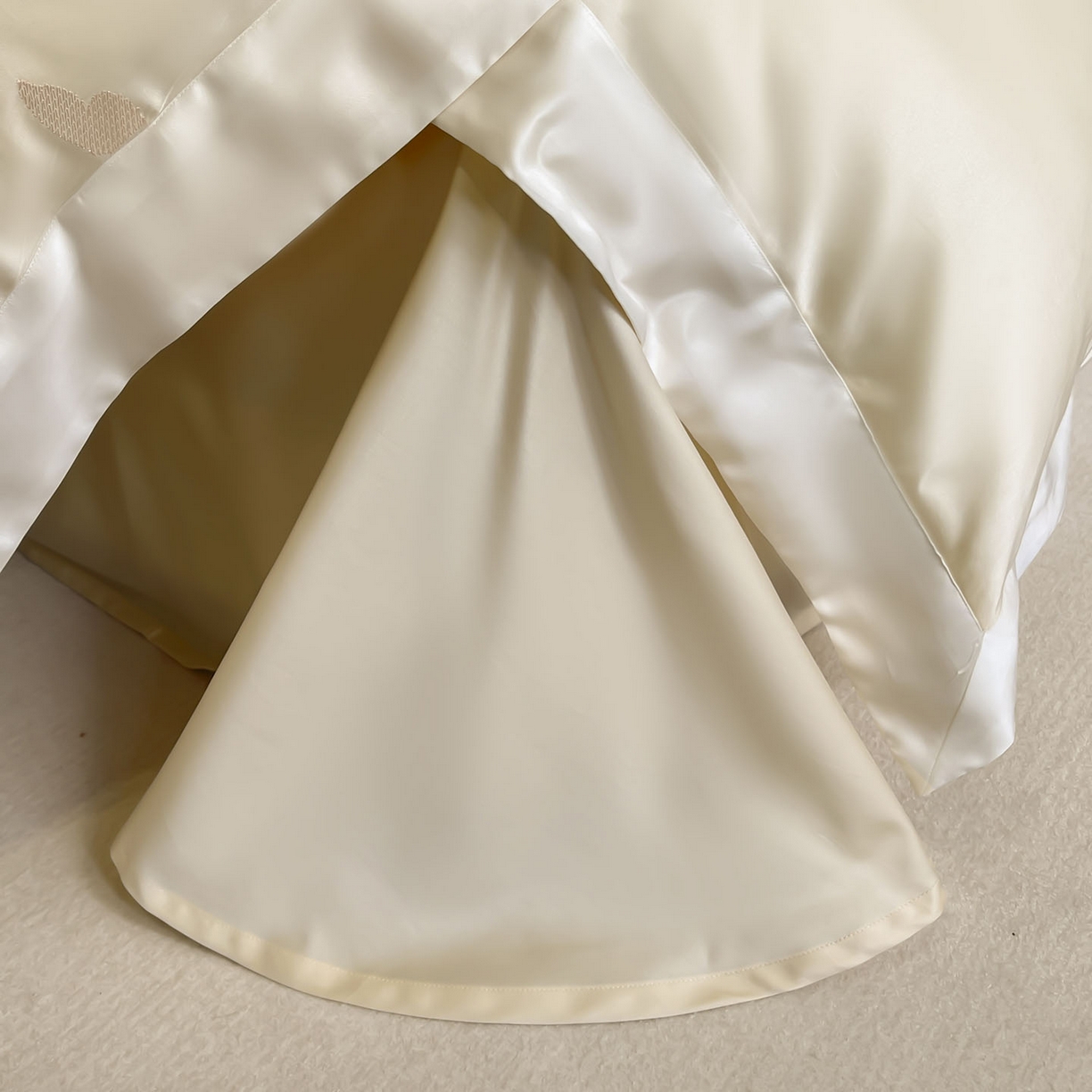 91家纺网 家纺一手货源 找家纺  2025直播爆款A类贡缎长绒棉四件套纯棉全棉重工刺绣被套床单高端拼接床上用品 七彩蝶梦-奶芙黄